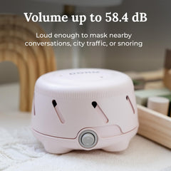 YOGASLEEP Dohm Uno junto a una taza para mostrar tamaño y portabilidad
