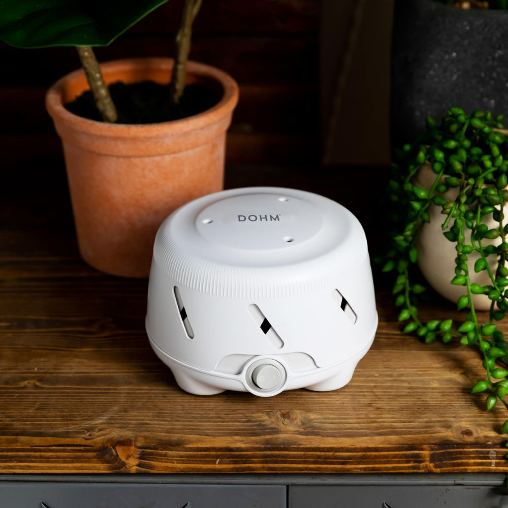 YOGASLEEP Dohm Uno integrado en sala para privacidad sonora y estilo