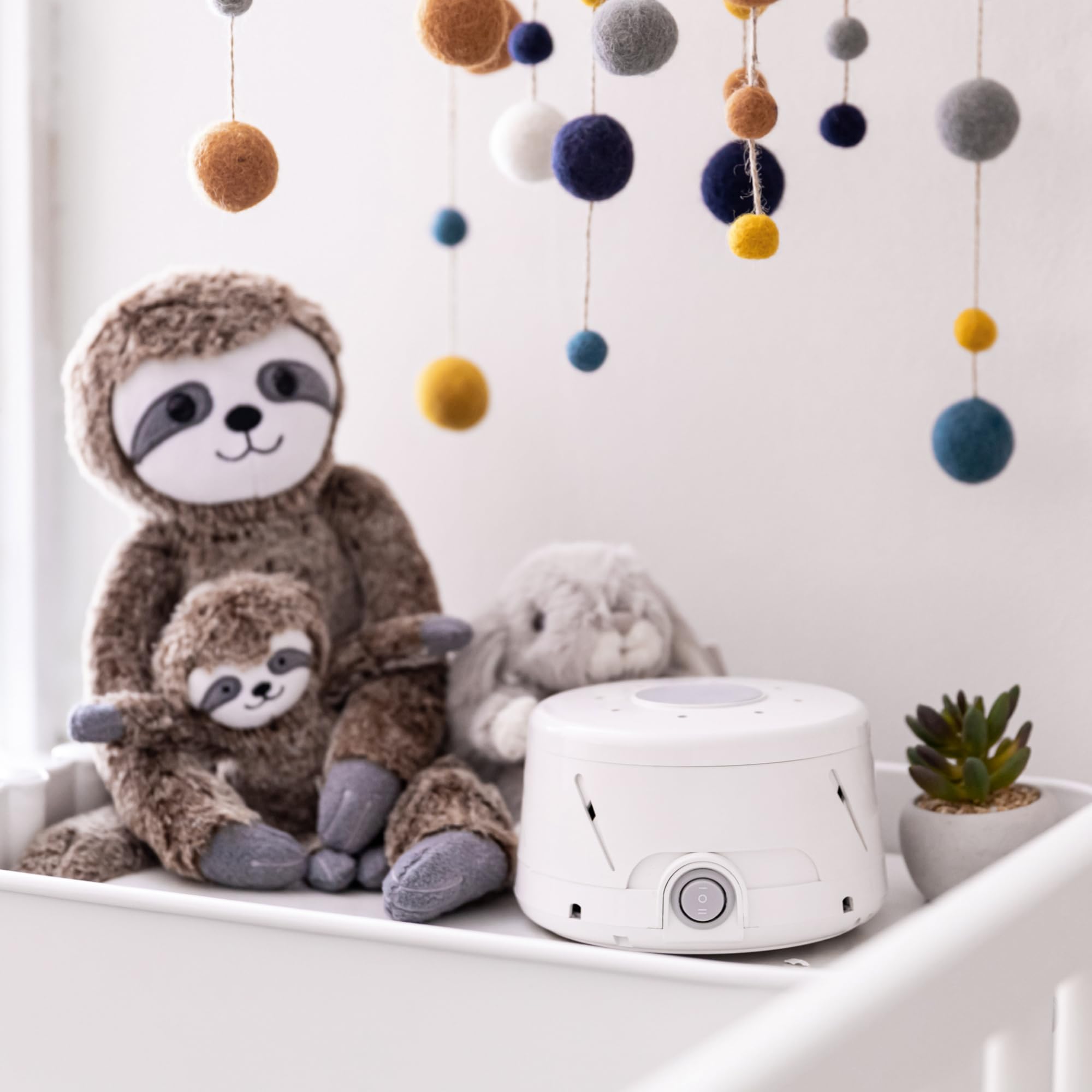 YOGASLEEP Dohm usado junto a cuna para calmar al bebé y reducir ruido