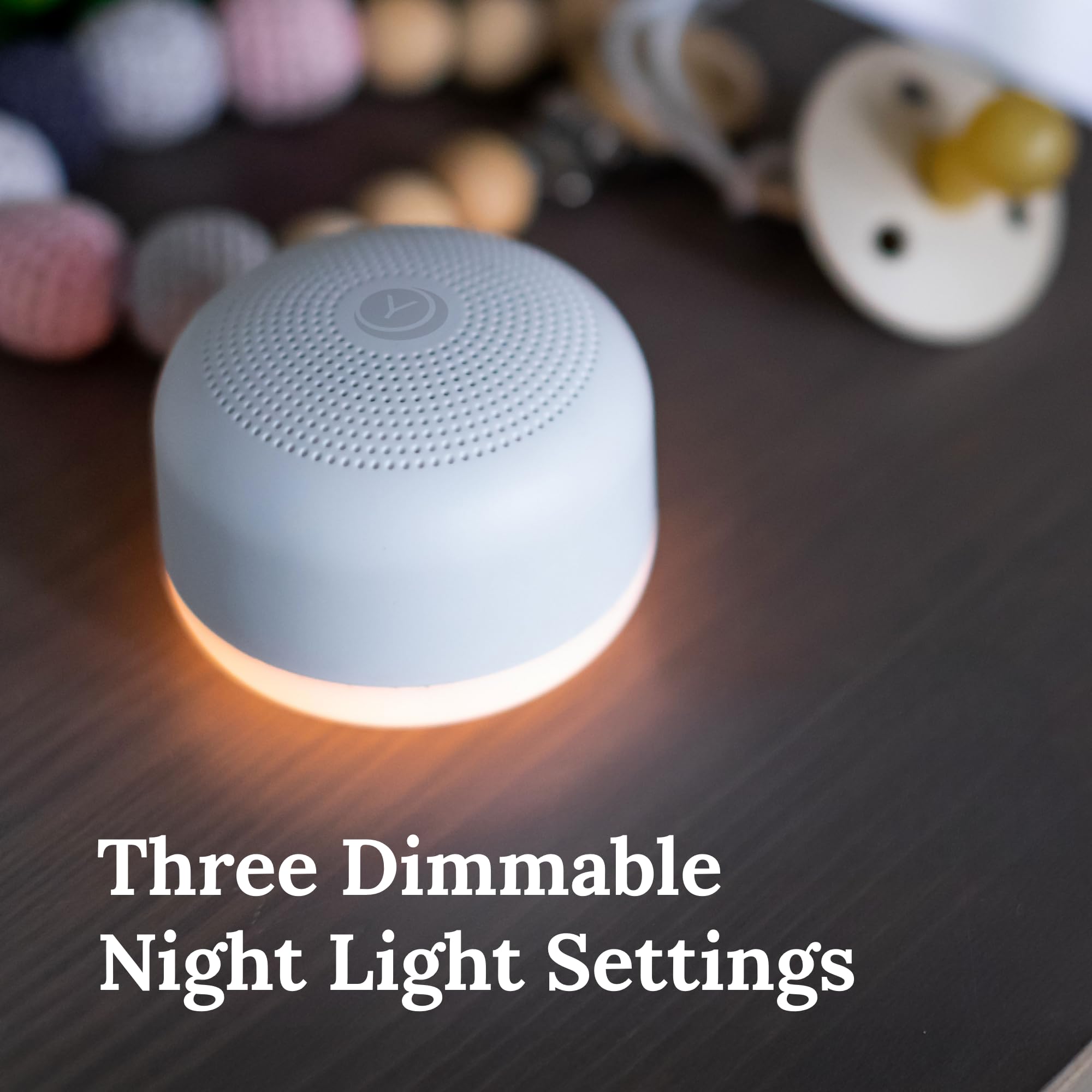 YOGASLEEP Travel Mini luz nocturna ámbar regulable aportando luz suave