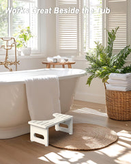 YOSE taburete en baño minimalista, complemento discreto y funcional