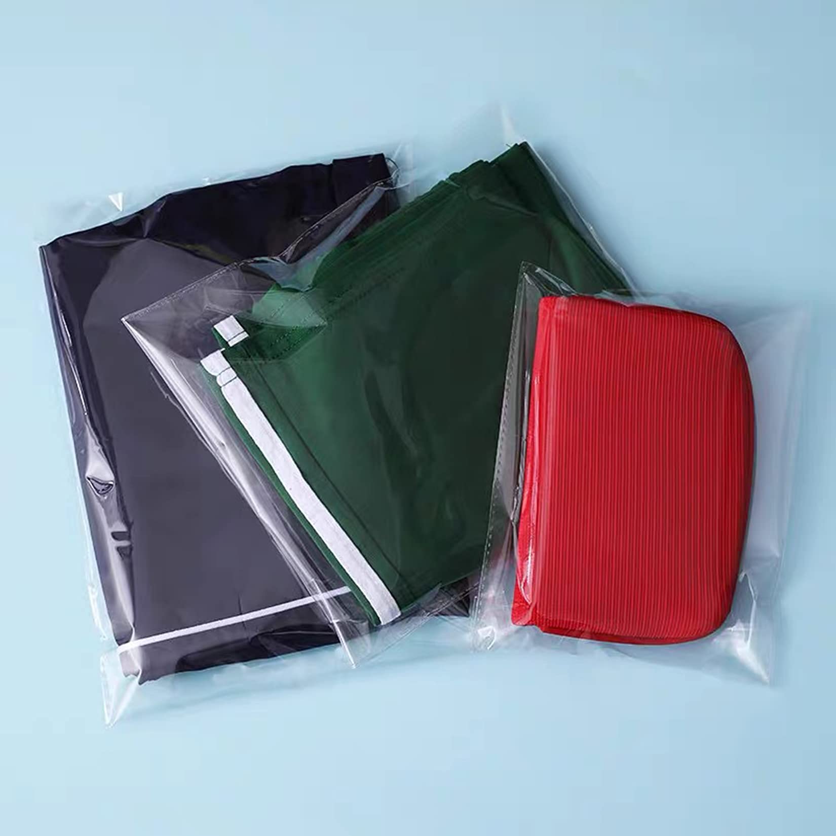 Yotelab comparación de tamaño 9x12 pulgadas junto a una camiseta doblada