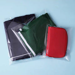Yotelab comparación de tamaño 9x12 pulgadas junto a una camiseta doblada