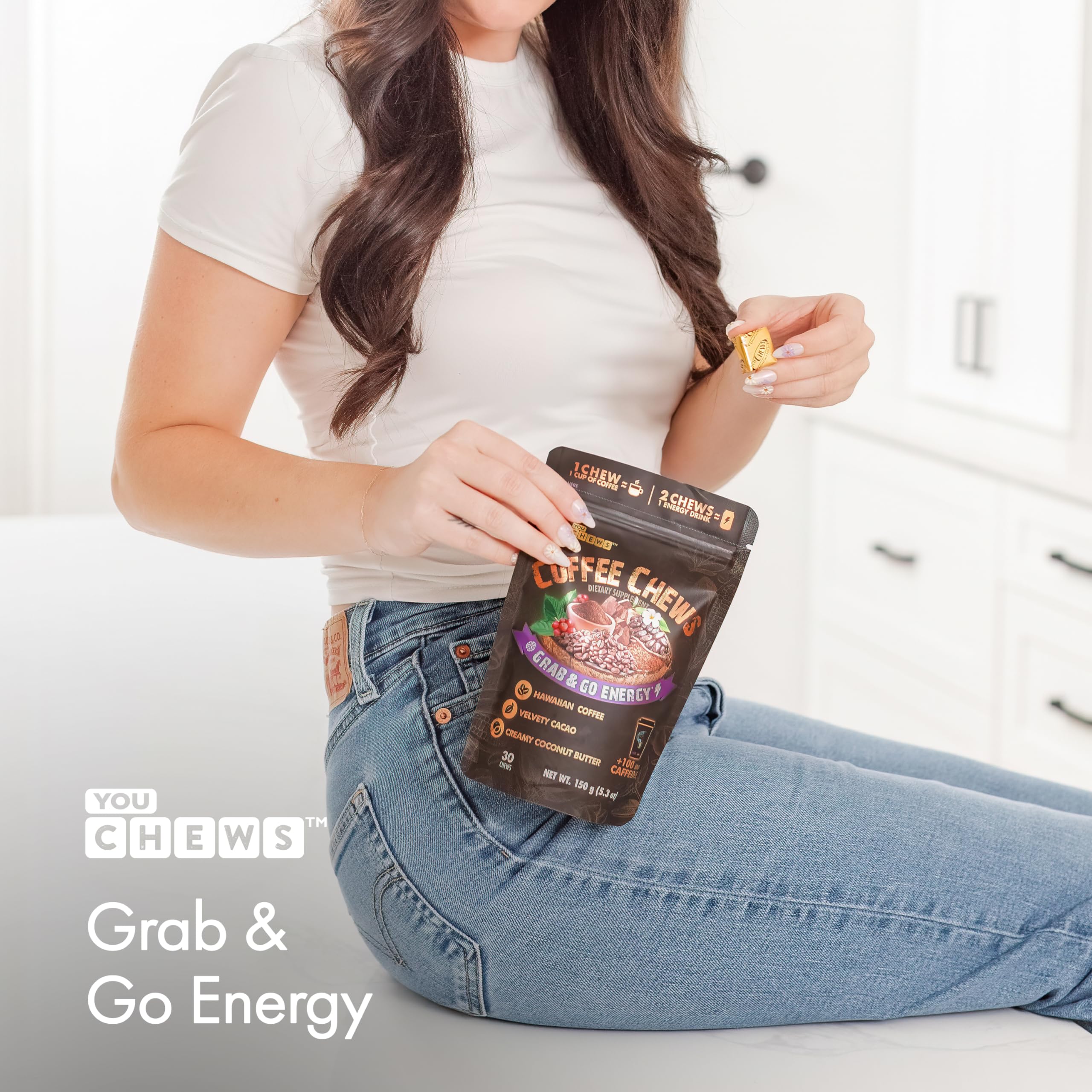 YouChews en bolso sobre mesa de trabajo, energía al instante fuera de casa