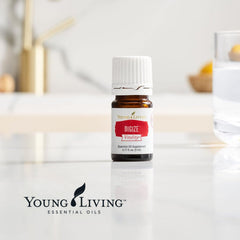Young Living DiGize junto a objetos comunes para escala, práctico y portátil