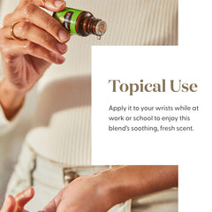 Young Living gota de aceite sobre piel mostrando textura ligera y fácil mezcla