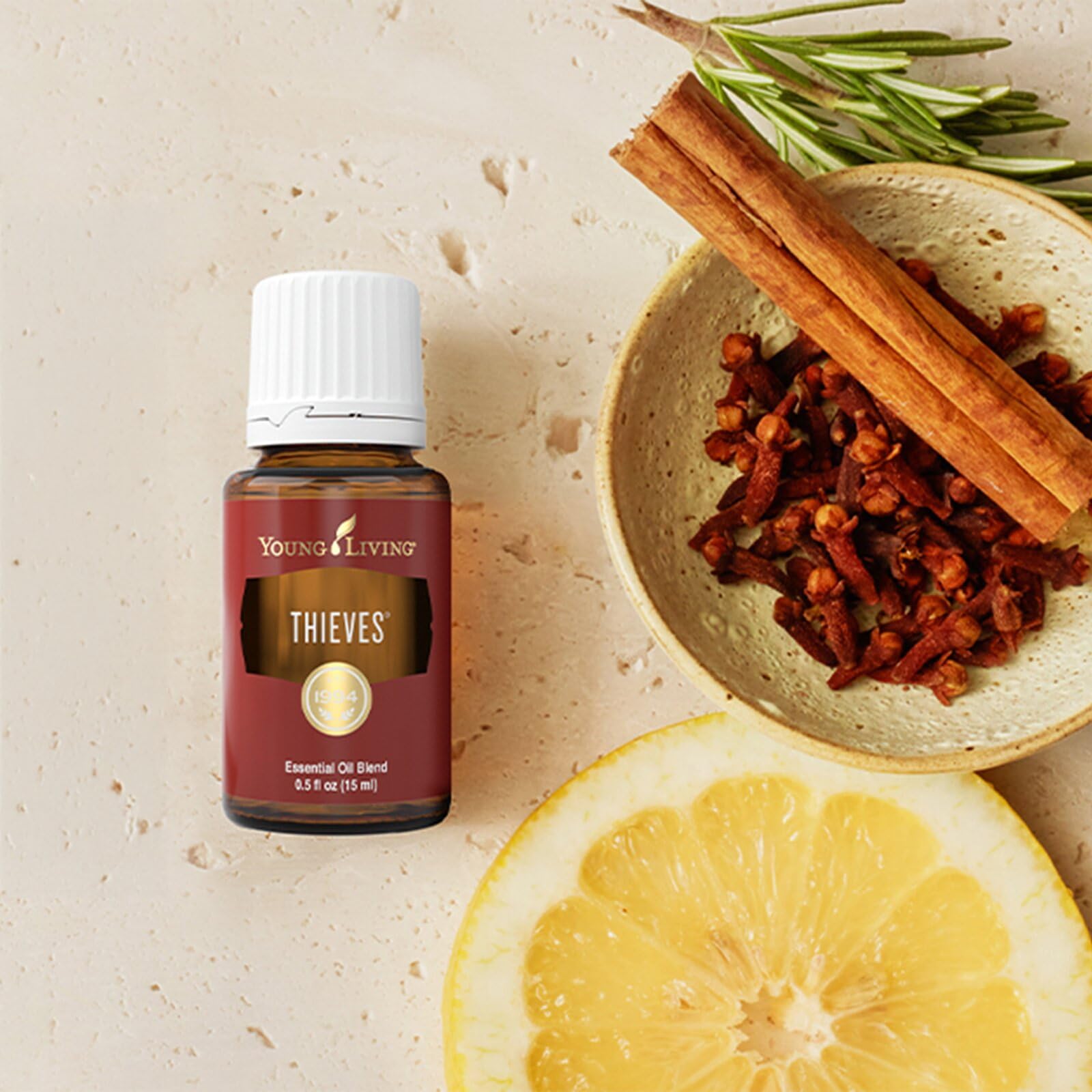 Young Living comparación de tamaño 15 ml junto a accesorio de bolsillo