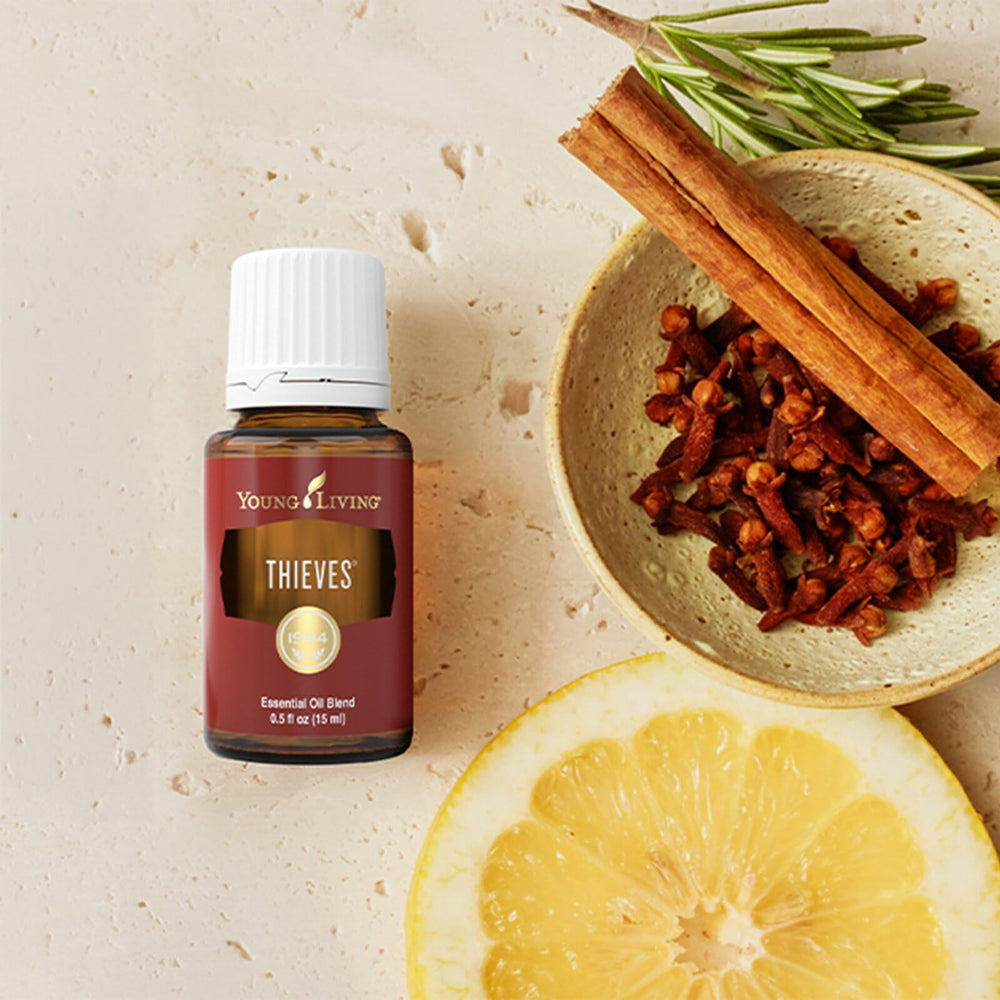 Young Living comparación de tamaño 15 ml junto a accesorio de bolsillo