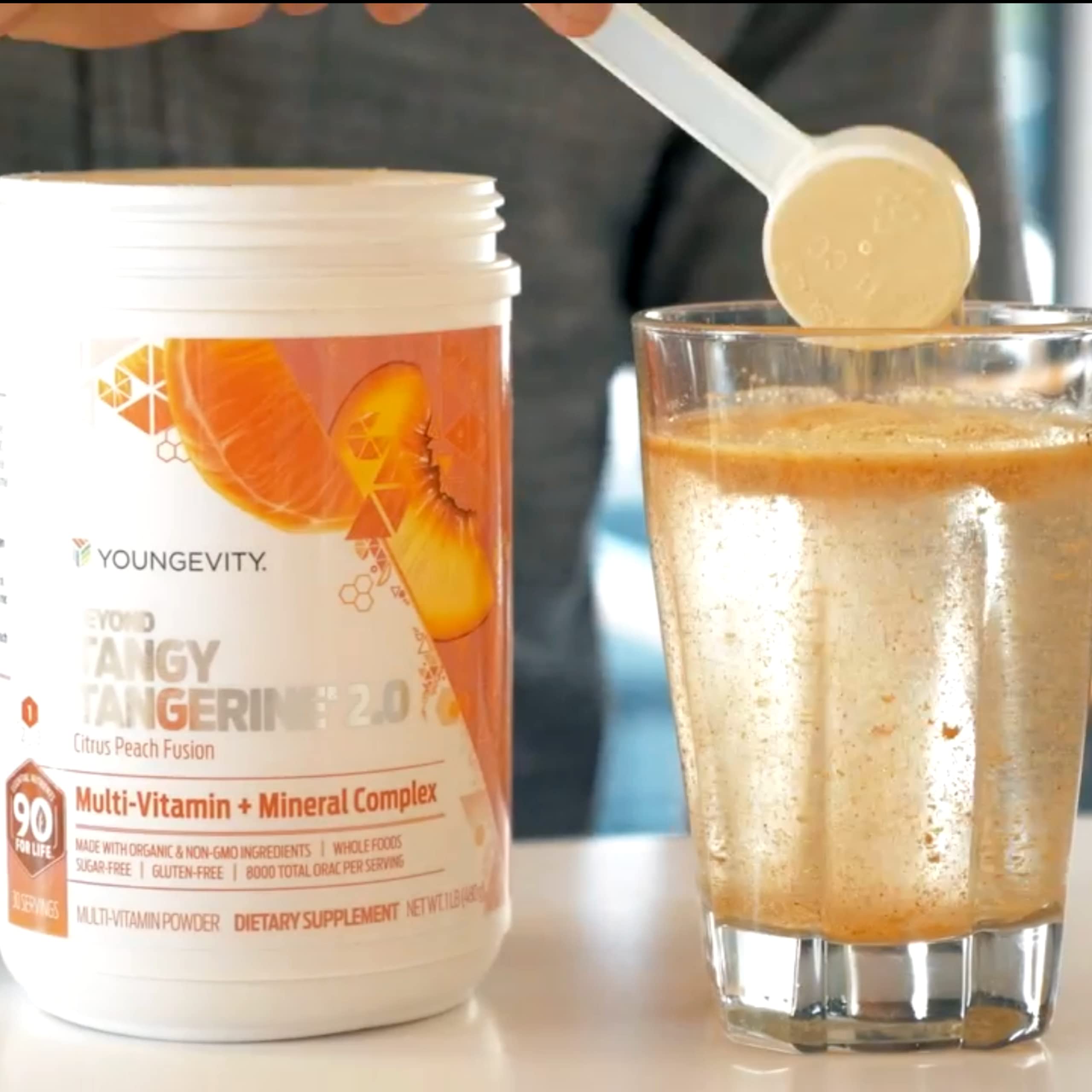 Youngevity bebida preparada en vaso, muestra sabor mandarina y conveniencia