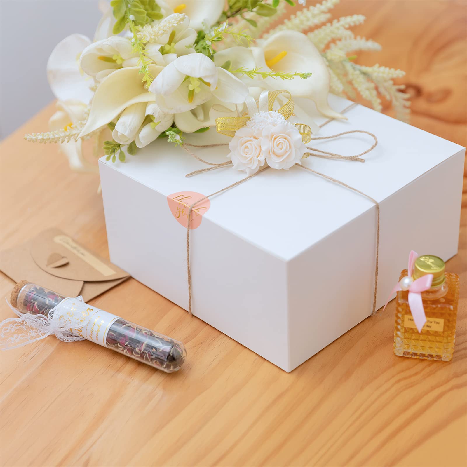 YUEFANBOX caja al lado de una mano mostrando tamaño práctico
