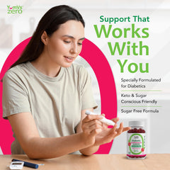 Gominola YUM-V'S en mano comparando tamaño y conveniencia para llevar