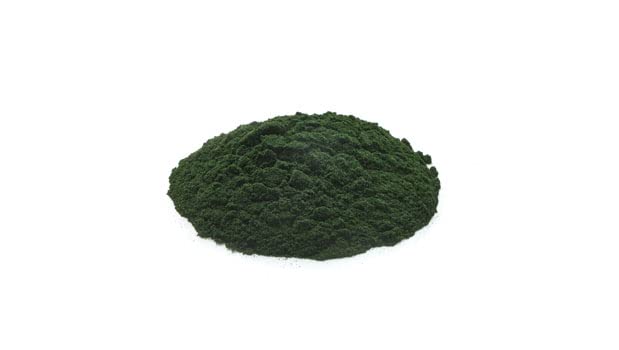 Yupik spirulina en batido verde mostrando cómo añadir nutrientes
