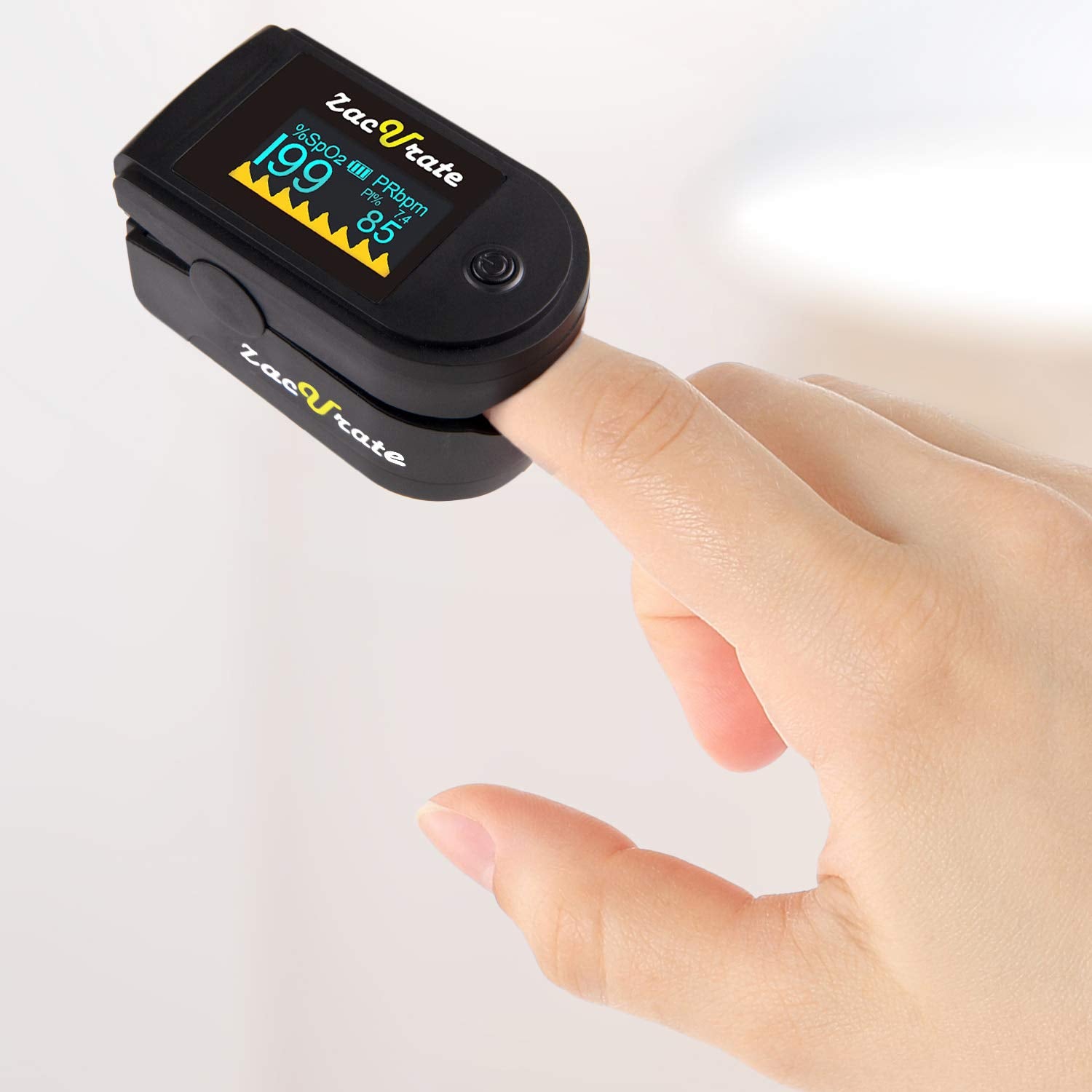 Zacurate 500C en funda de silicona protectora mostrando resistencia a golpes