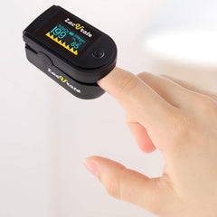 Zacurate 500C en funda de silicona protectora mostrando resistencia a golpes