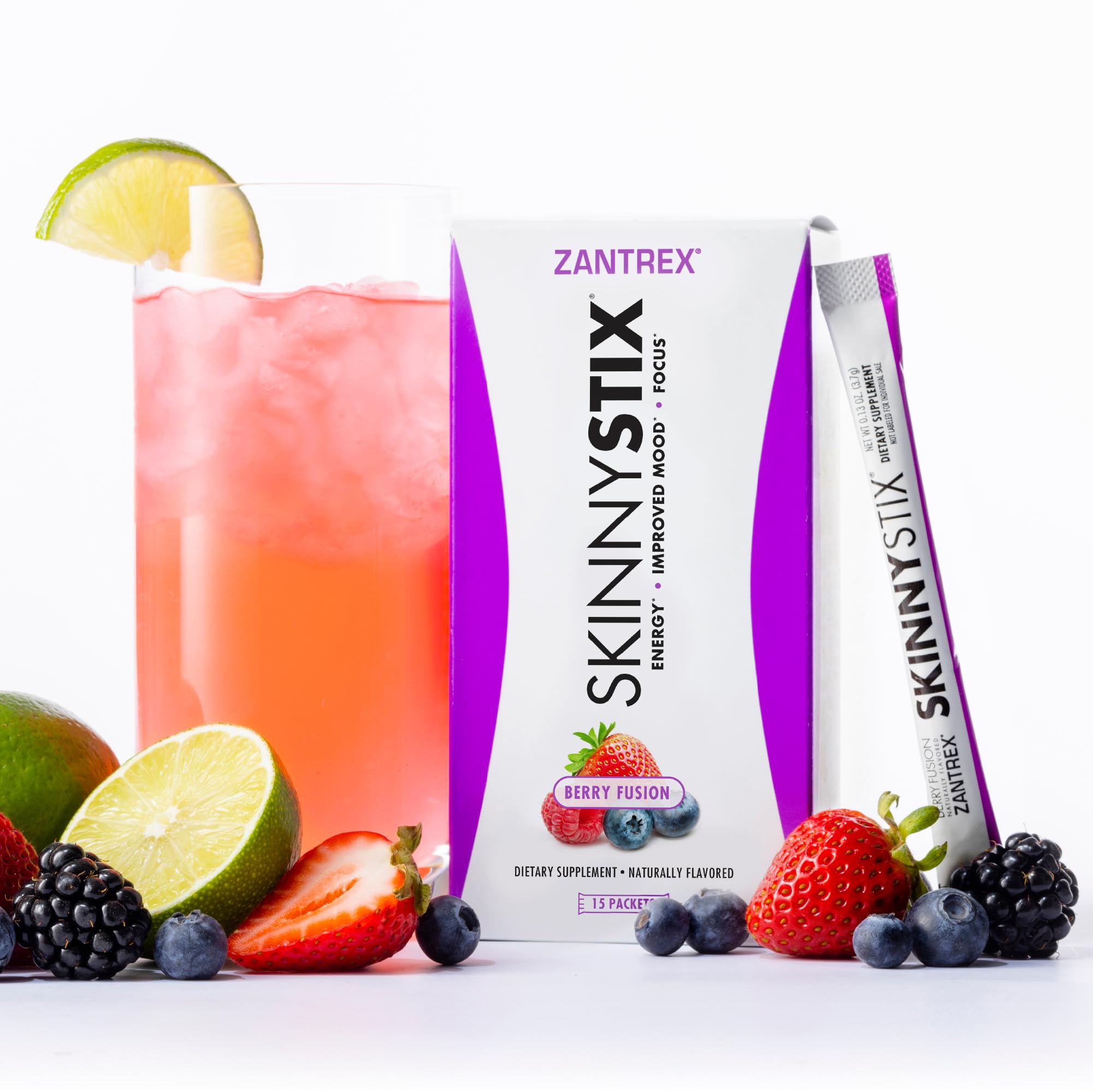 Bebida Berry Fusion de Zantrex SkinnyStix en mesa con fruta de acompañamiento para sabor refrescante