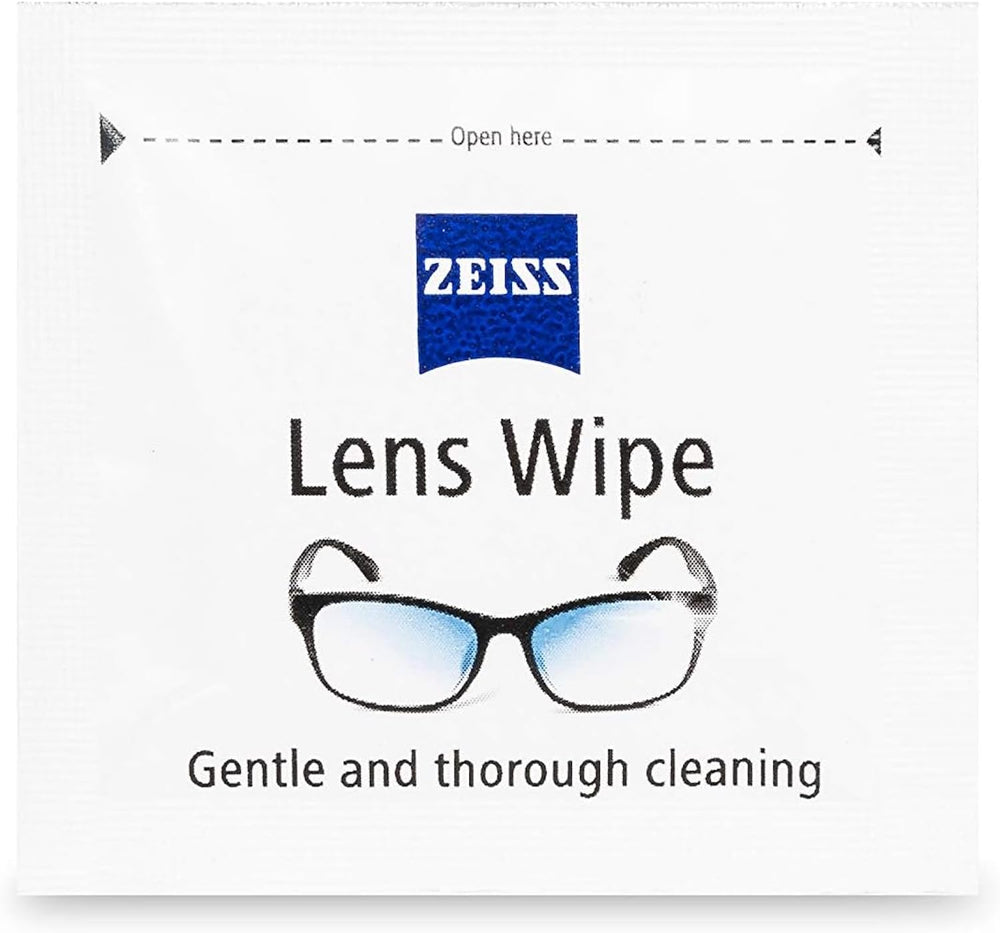 ZEISS toallita en mano limpiando lentes, comodidad y uso móvil