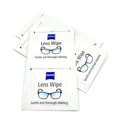 ZEISS toallita en mano para mostrar tamaño y uso portátil conveniente