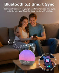 Zelaclock junto a un smartphone para comparar tamaño y escala