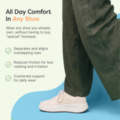 ZenToes junto a una mano para comparar tamaño y mostrar portabilidad