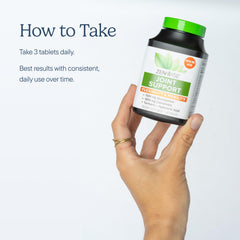Zenwise Health persona activa tomando suplemento antes de ejercicio para apoyar movilidad