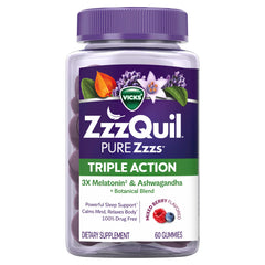ZzzQuil gominola junto a mano para ilustrar tamaño y toma cómoda